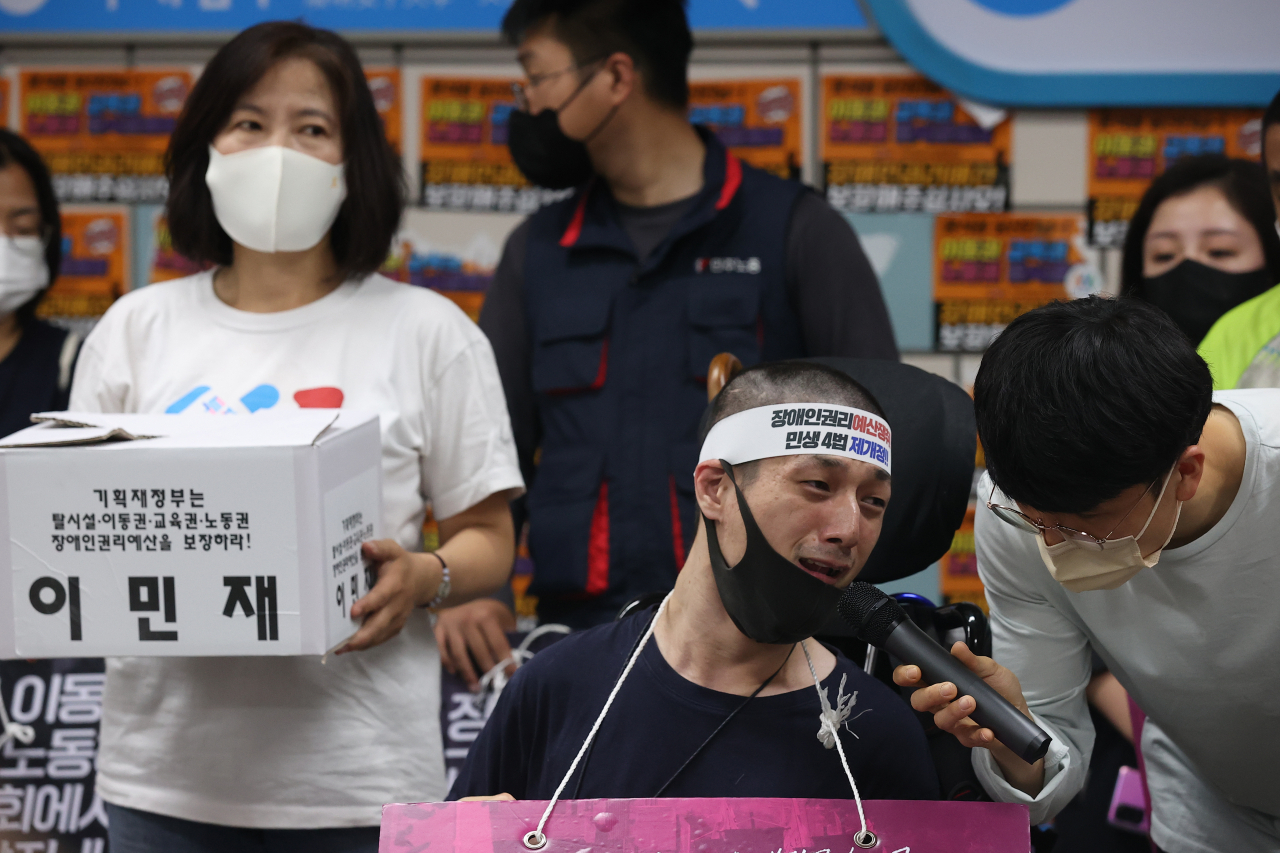 지난 18일 오전 서울 용산구 4호선 삼각지역 승강장에서 전국장애인차별철폐연대(전장연) 관계자들이장애인권리예산 보장을 촉구하며 시위를 벌이고 있다. [연합]