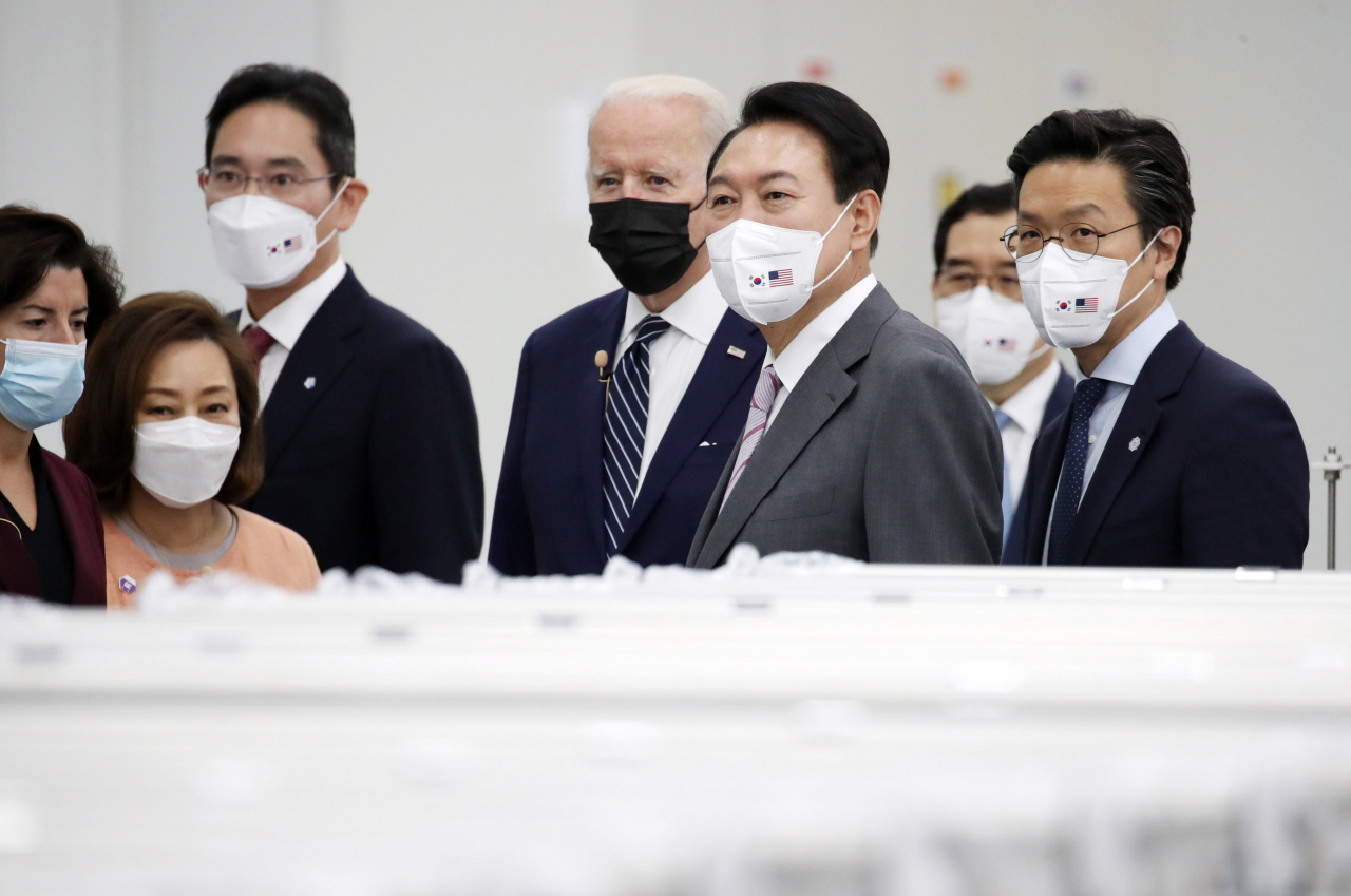 취임 후 한국을 첫 방문한 조 바이든 미국 대통령이 윤석열 대통령과 20일 오후 경기도 평택시 삼성전자 반도체공장을 방문, 이재용 부회장의 안내를 받으며 공장을 시찰하고 있다. [연합]