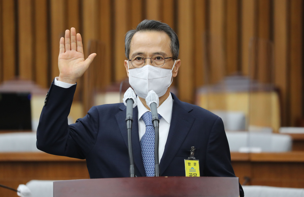 윤석열 정부 초대 국가정보원장으로 지명된 김규현 후보자가 25일 서울 여의도 국회에서 열린 인사청문회에서 선서하고 있다. 이상섭 기자
