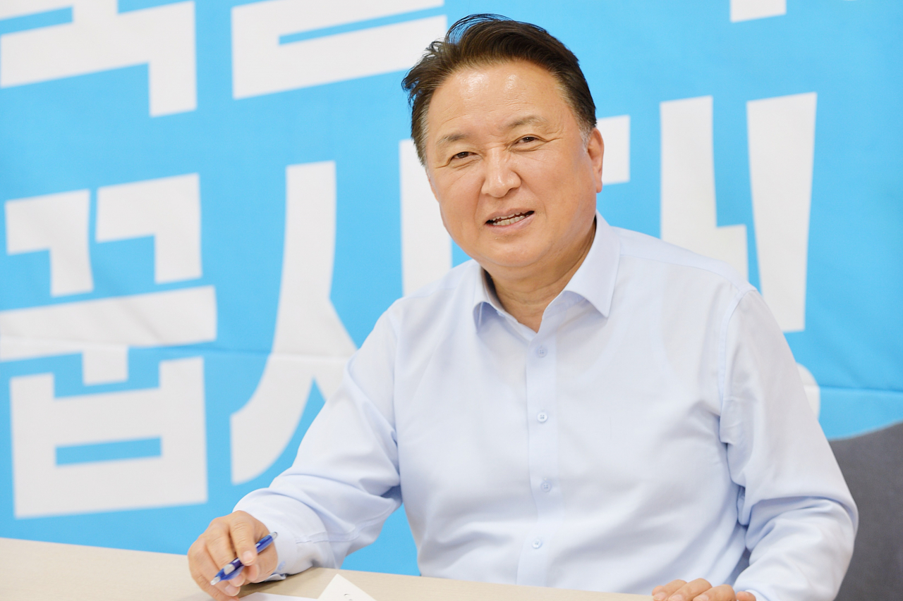 김영환 국민의힘 충북도지사 후보는 지난 24일 헤럴드경제와의 서면 인터뷰에서 “노영민 더불어민주당 후보는 실패한 문재인 정부의 청와대 비서실장으로서 많은 책임이 있다. 나라를 혼란스럽게 만든 부동산 정책도 책임져야 한다”고 비판했다. [김영환 후보 캠프 제공]