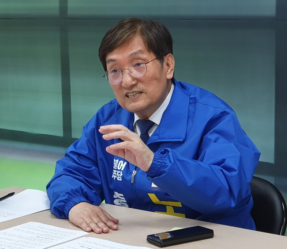 더불어민주당 노영민 충북도지사 후보는 헤럴드경제와의 인터뷰에서 “충북 유권자에게는 특유의 ‘균형추 역할론’이 있다. 투표일이 다가올수록 현 정부에 대한 견제론이 큰 흐름으로 드러나고 있다”고 말했다. [노영민 캠프 제공]