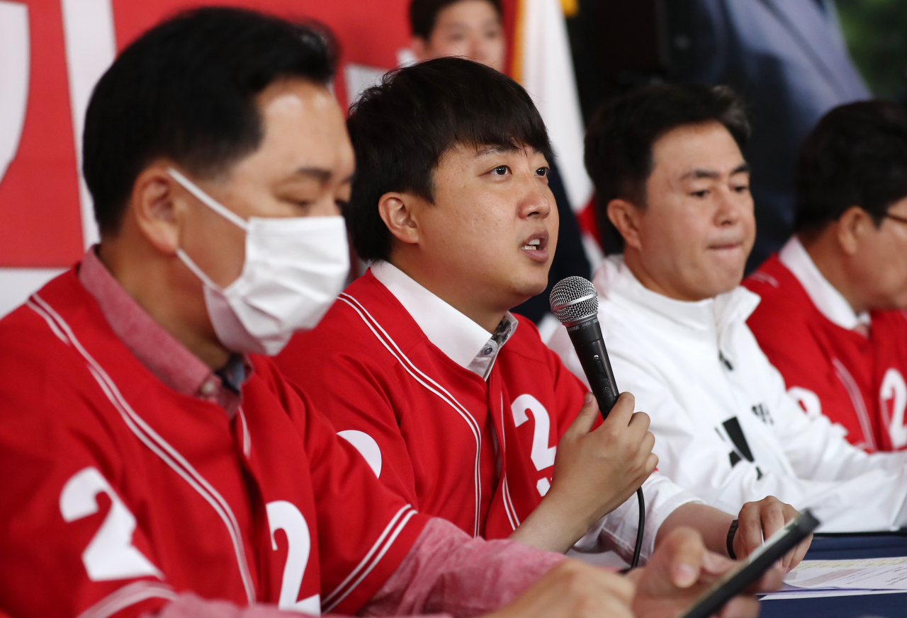 이준석 국민의힘 상임선거대책위원장이 25일 오전 충남 천안시 불당동 김태흠 충남지사 후보 선거사무소에서 열린 중앙선거대책위원회 현장 회의에서 발언하고 있다. [연합]