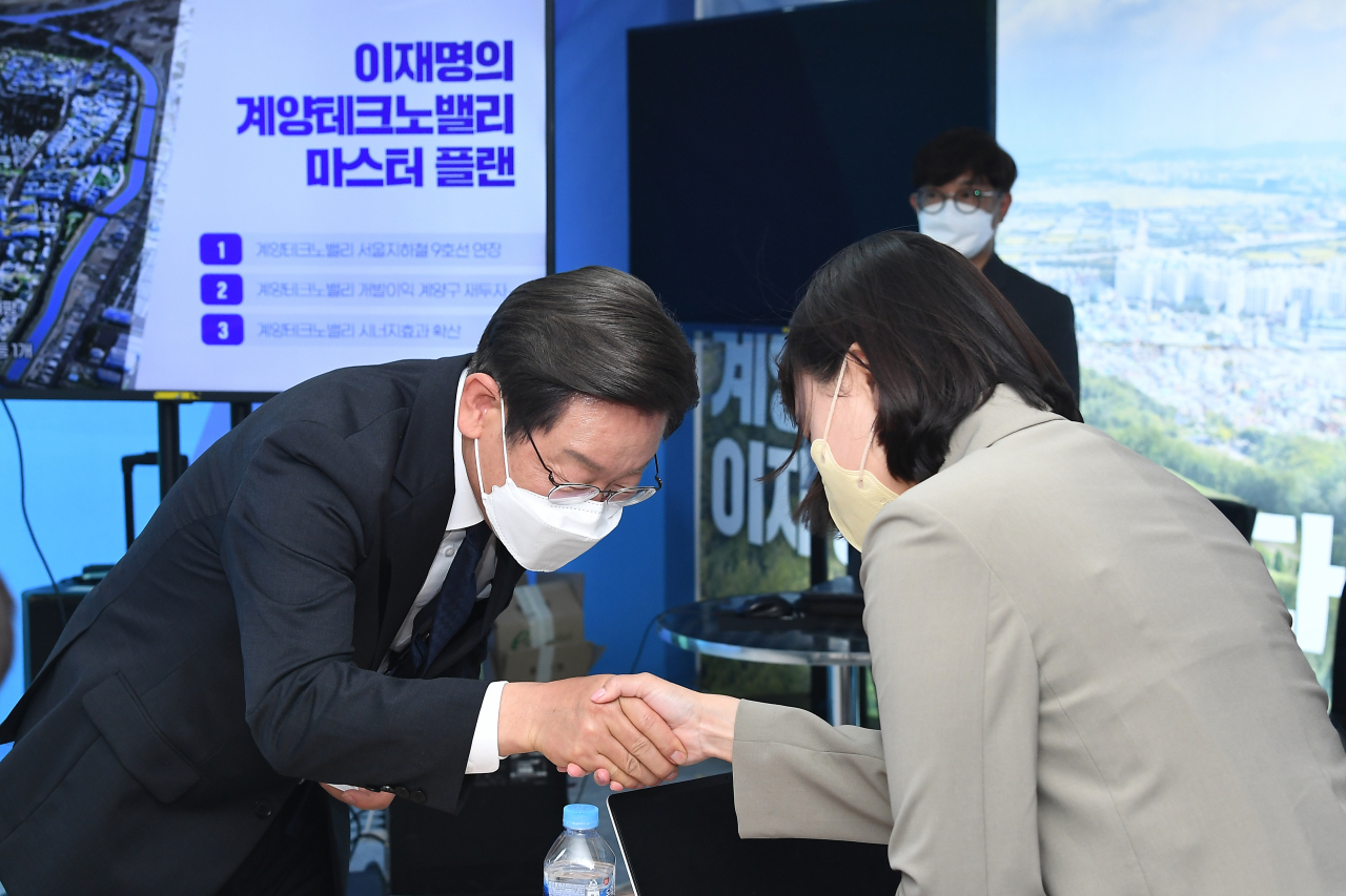더불어민주당 이재명 인천계양을 국회의원 후보 겸 총괄선대위원장이 24일 인천 계양구 선거 캠프에서 '계양 테크노밸리 마스터플랜 발표' 기자회견을 하기에 앞서 취재진과 인사하고 있다. 연합뉴스