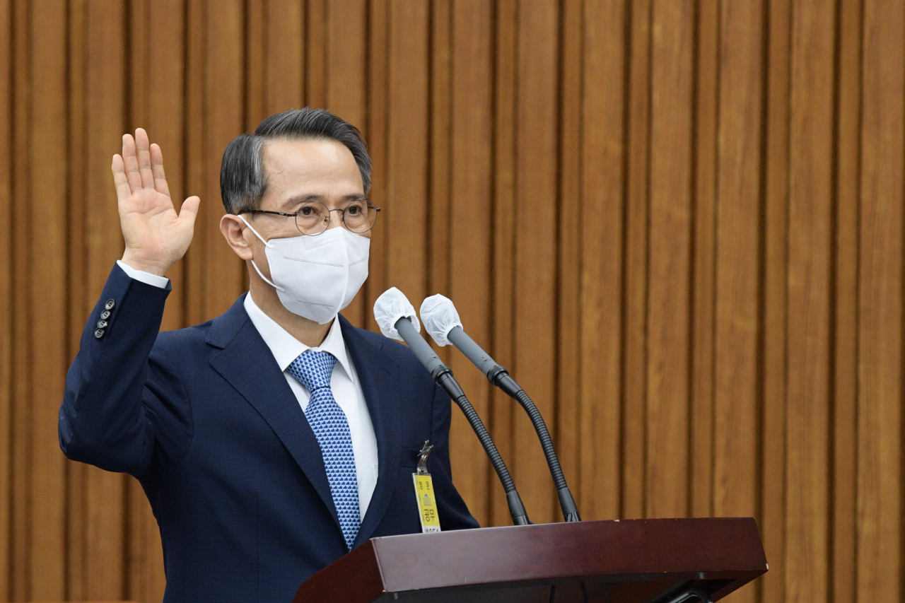 Kim Kyou-hyun, who is nominated as the director of the National Intelligence Service, takes an oath during his confirmation hearing at the National Assembly in Seoul on Wednesday. (Yonhap)