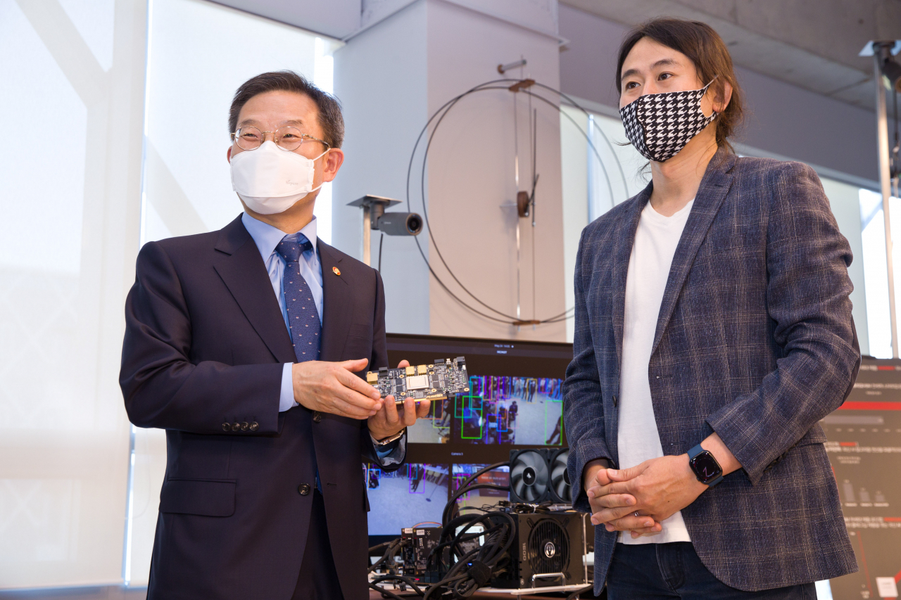 이종호(왼쪽) 과학기술정보통신부 장관이 24일 서울 강남구 퓨리오사AI를 방문해 백준호 퓨리오사AI 대표로부터 'AI반도체 소개 및 영상인식 기술' 설명을 듣고 있다. [과기정통부 제공]