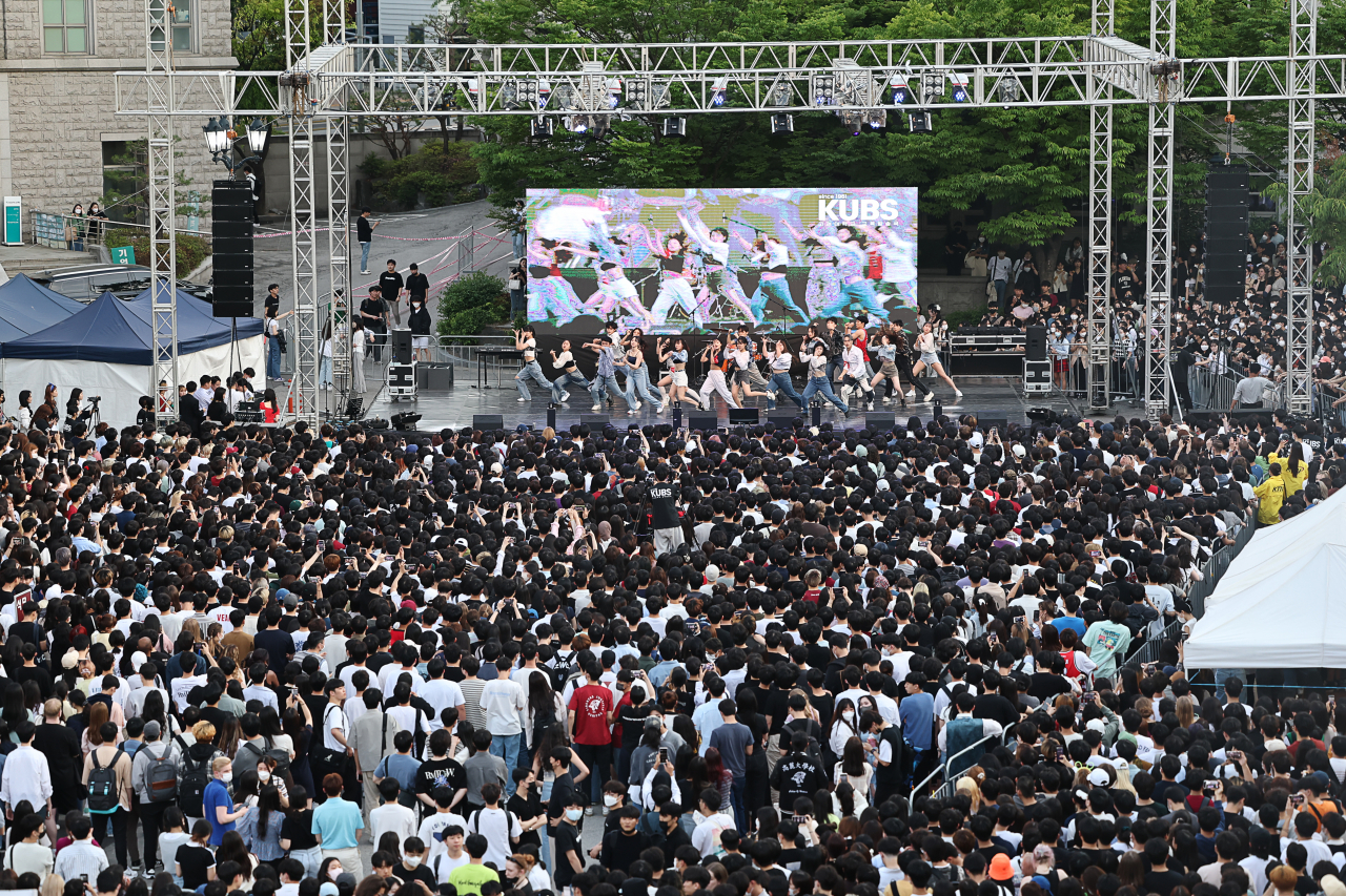 지난 24일 오후 서울 성북구 고려대학교에서 열린 2022 고려대 대동제에서 학생들이 공연을 보고 있다. [연합]