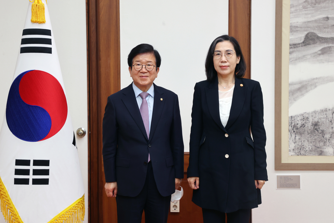 박병석 국회의장(왼쪽)과 김현숙 여성가족부 장관(오른쪽). [국회의장실 제공]