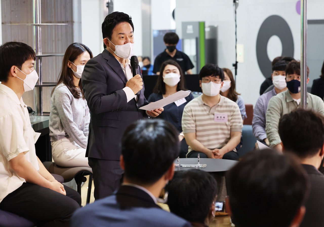 원희룡 국토교통부 장관이 지난 24일 오후 경기도 성남시 수정구 LH기업성장센터에서 열린 '청년과의 만남, 주거정책의 시작' 간담회에서 발언하고 있다. [연합]