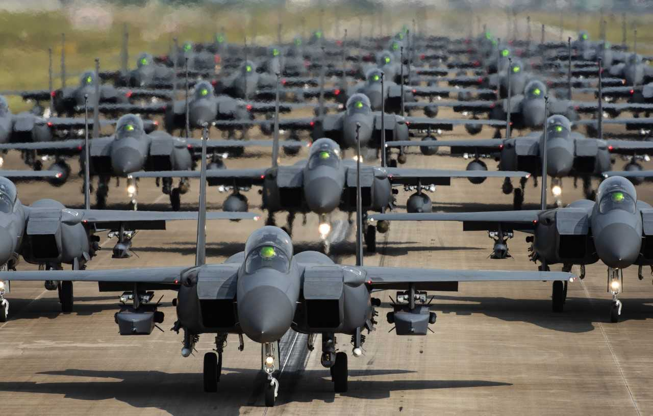 북한이 25일 대륙간탄도미사일(ICBM)을 비롯해 탄도미사일 3발을 발사하는 고강도 도발을 감행한 가운데 한국과 미국은 지대지미사일 현무-Ⅱ와 에이태큼스(ATACMS) 1발씩을 동해상으로 실사격하는 군사적 맞대응에 나섰다. 또 공군은 전날 북한의 도발 징후를 사전 포착하고 F-15K 30여대가 무장을 장착한 채 활주로에 전개해 지상활주하는 ‘엘리펀트 워크’(Elephant Walk) 훈련을 실시했다. [합참 제공]
