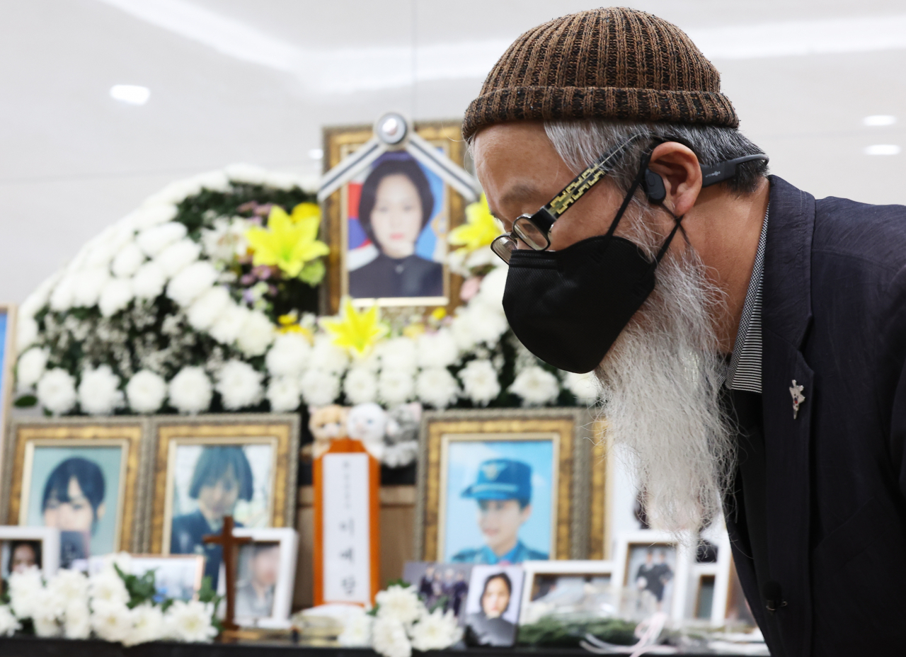 공군 성폭력 피해자 고(故) 이예람 중사 1주기를 하루 앞둔 지난 20일 오전 경기도 성남시 국군수도병원 장례식장에서 열린 추모의 날에서 이 중사 부친이 추모객을 맞이하고 있다. [연합]