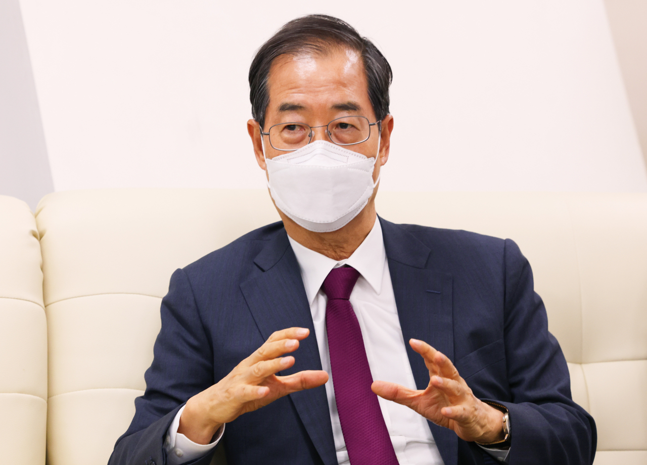 한덕수 국무총리가 25일 오후 정부세종청사에서 출입기자단과 간담회하고 있다. [연합]