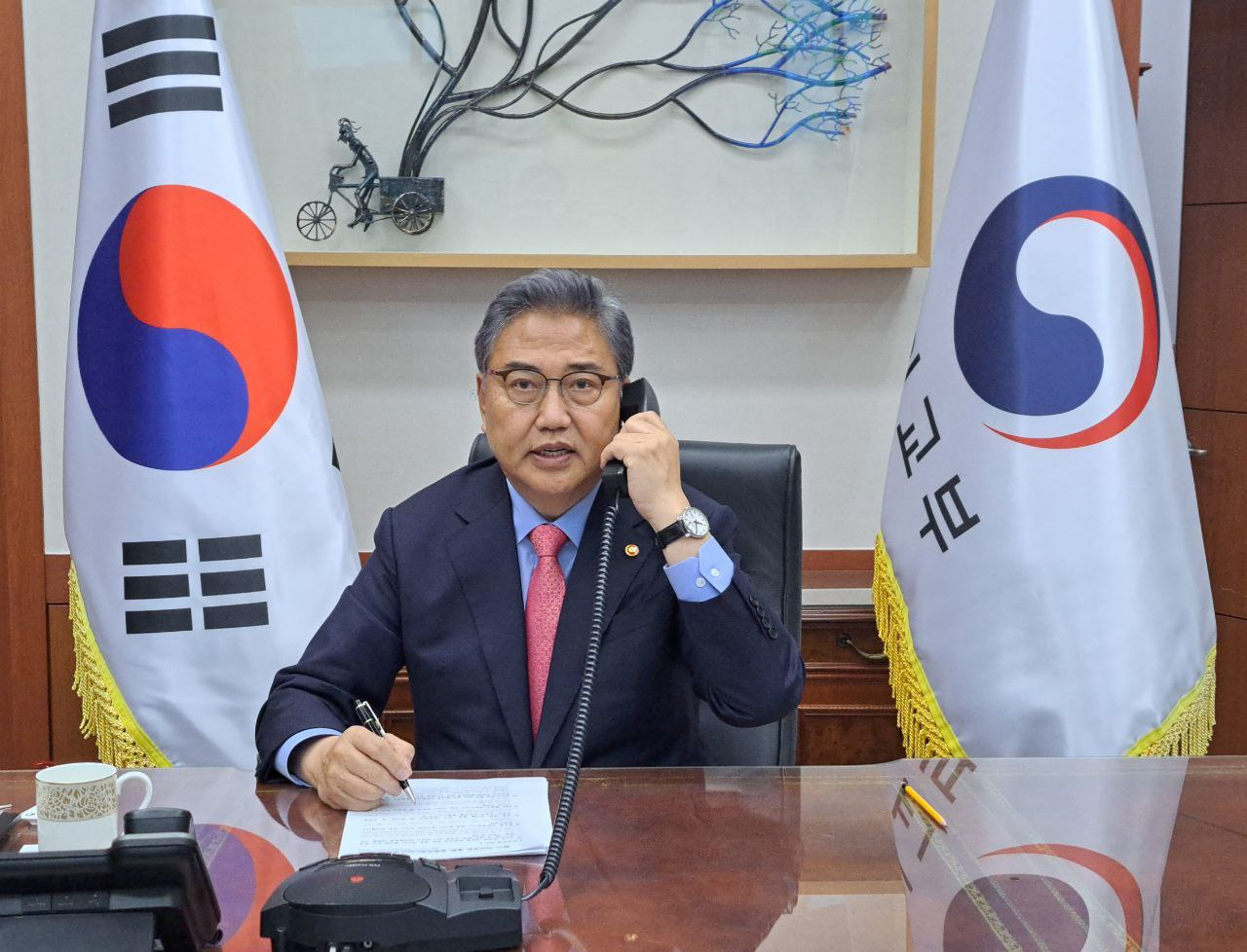 박진 외교부 장관이 25일 하야시 요시마사 일본 외무대신과 전화통화 하고 있다. [외교부 제공]