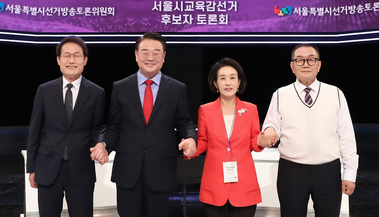 조희연(왼쪽부터)·조전혁·박선영·조영달 서울시교육감 후보들이 지난 23일 오전 서울 영등포구 KBS에서 열린 서울시교육감선거 후보자 토론회에 앞서 기념촬영을 하고 있다. [연합]