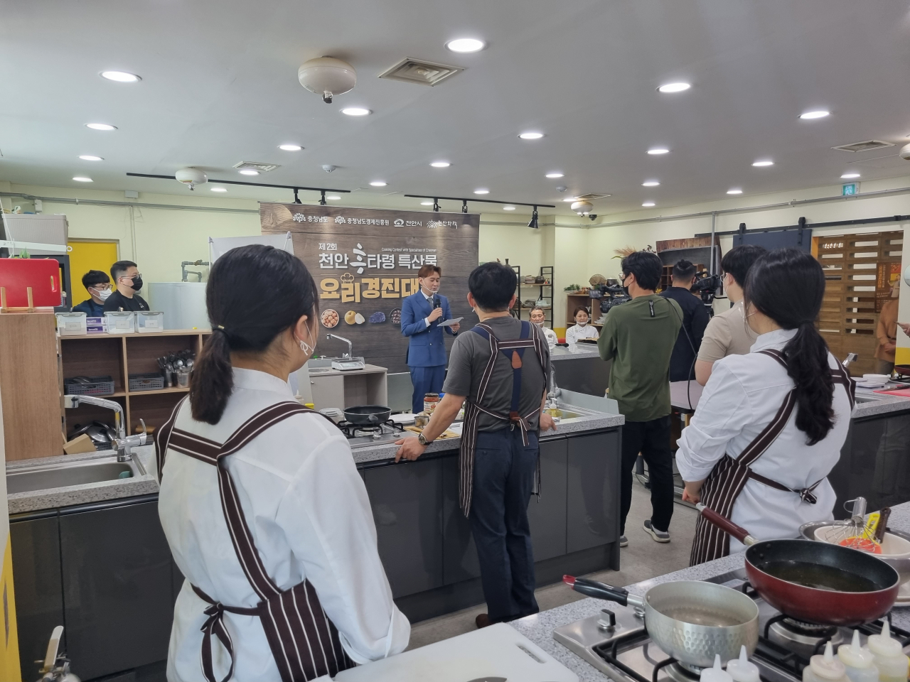 21일 천안 원도심에서 개최된 ‘제 2회 천안 흥타령 특산물 요리경진대회’ 모습. 이 행사는 천안 특산물을 알리고 원도심에 활기를 불어넣기 위해 진행했다.