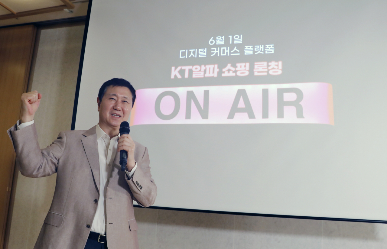올해 10주년을 맞이한 K쇼핑이 오는 6월 1일 ‘KT알파 쇼핑’으로 브랜드명을 변경하고 차별화된 고객 경험을 증대할 수 있도록 서비스를 개편한다. 25일 목동 K쇼핑 미디어센터에서 개최된 ‘뉴 브랜드 선포식’에서 KT알파 정기호 대표이사가 신규 브랜드와 슬로건, 가치체계에 대해 설명하는 모습.[K쇼핑 제공]