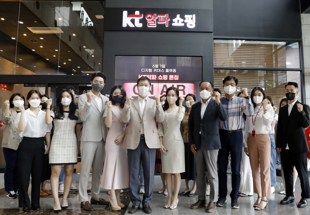 올해 10주년을 맞이한 K쇼핑이 오는 6월 1일 ‘KT알파 쇼핑’으로 브랜드명을 변경하고 차별화된 고객 경험을 증대할 수 있도록 서비스를 개편한다. KT알파 정기호 대표이사 및 K쇼핑 임직원들이 새로운 ‘KT알파 쇼핑’ 앞에서 기념사진을 촬영하는 모습.[K쇼핑 제공]