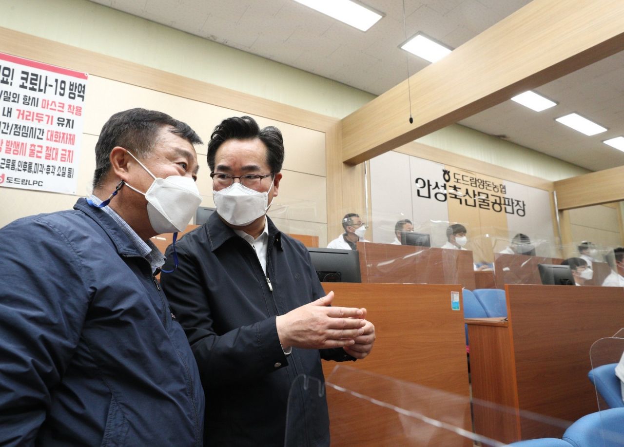 정황근(왼쪽 두번째) 농림축산식품부 장관이 25일 경기 안성 도드람엘피씨를 찾아 돼지고기 수급 상황을 점검하고 있다. [농림축산식품부 제공]