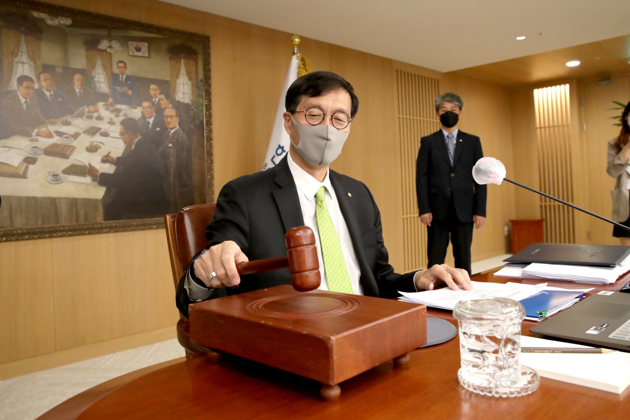이창용 한국은행 총재가 26일 취임 후 첫 금융통화위원회 통화정책방향회의에서 의사봉을 잡고 있다. 한은은 이날 기준금리를 1.50%에서 1.75%로 0.25%포인트 인상했다. [한국은행]
