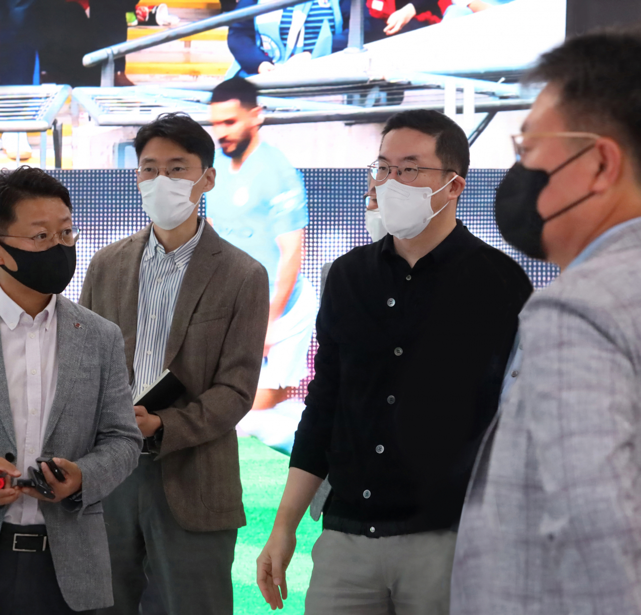 구광모(왼쪽 세 번째) LG 대표가 경기도 평택시 LG 디지털파크 내 LG전자 HE연구소를 방문했다. [㈜LG 제공]