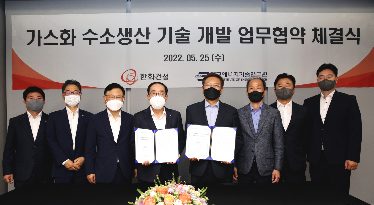 한화건설 최광호 부회장(왼쪽 네번째)과 한국에너지기술연구원 김종남 원장(왼쪽 다섯번째) 및 관계자들이 ‘가스화 수소 생산 핵심기술 개발 업무협약’을 체결하고 기념촬영을 하고 있다. [한화건설]