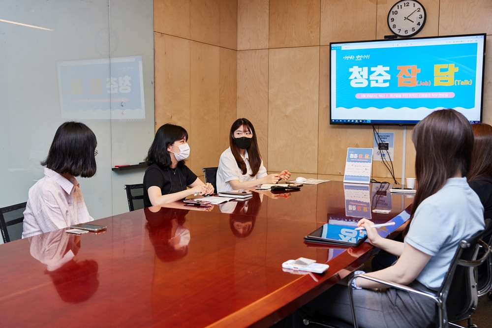 HDC현대산업개발 직원이 ‘청춘잡(job)담(talk)’ 프로그램에 참여한 청년들에게 직무 멘토링을 하고 있다. [HDC현대산업개발 제공]