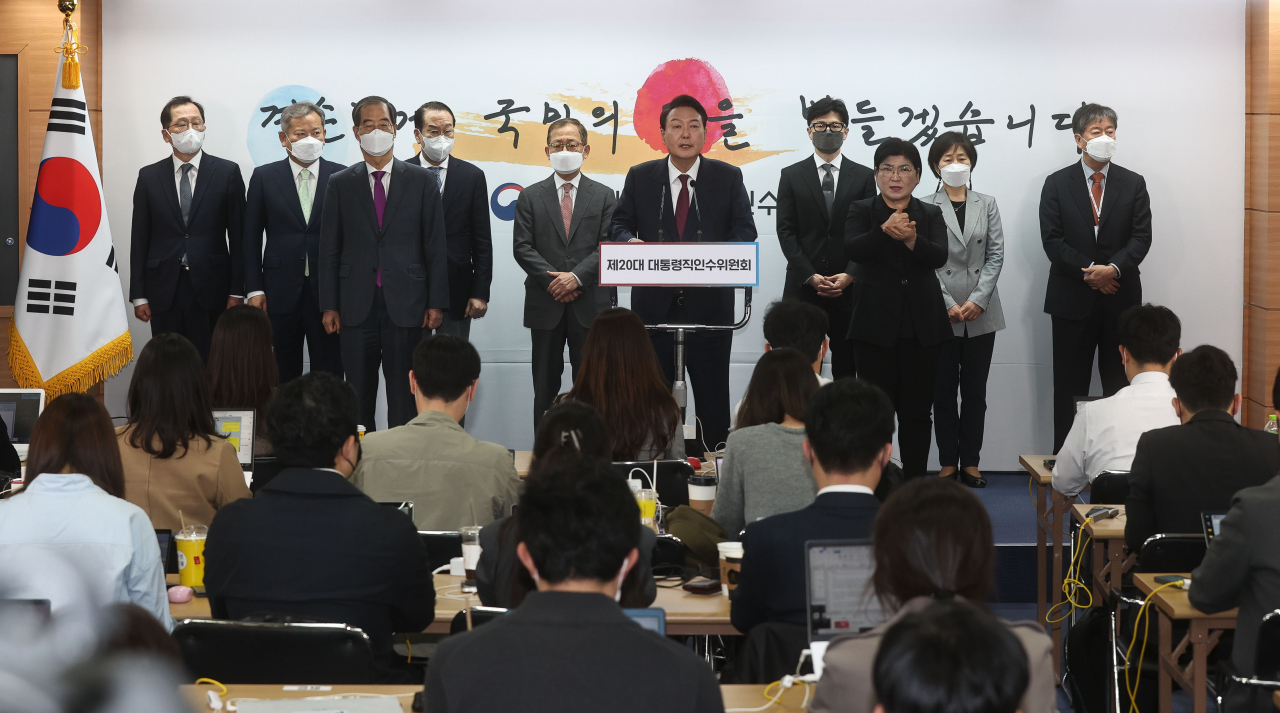윤석열 대통령이 당선인 시절인 지난 4월 13일 서울 종로구 통의동 인수위 브리핑룸에서 2차 내각을 발표하고 있다. [박해묵 기자]