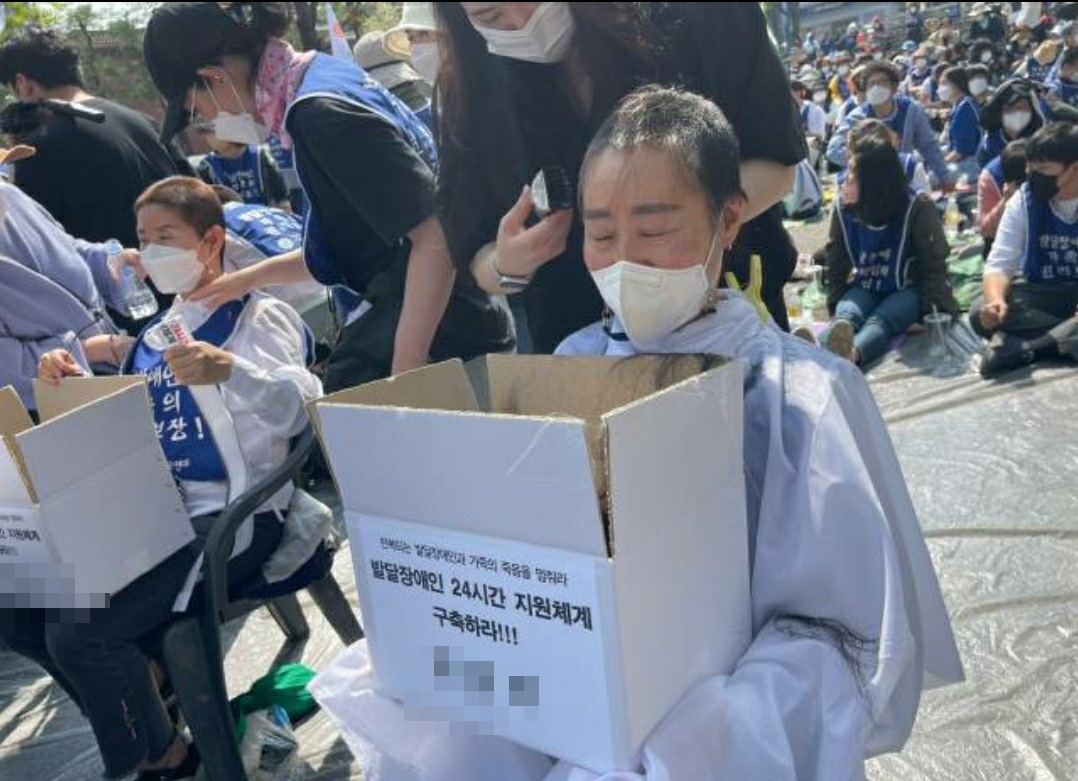 지난 4월 19일 전국장애인부모연대가 서울 종로구 대통령직인수위원회 인근에서 ‘발달장애인 24시간 지원 체계 구축 촉구 1박2일 결의대회’를 열고 당사자와 부모 등 총 500여명이 단체 삭발식을 진행하고 있다. [전국장애인부모연대 제공]