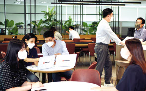 한화투자증권 직원들이 새로운 스마트 오피스에서 업무를 진행하고 있다. [한화투자증권 제공]