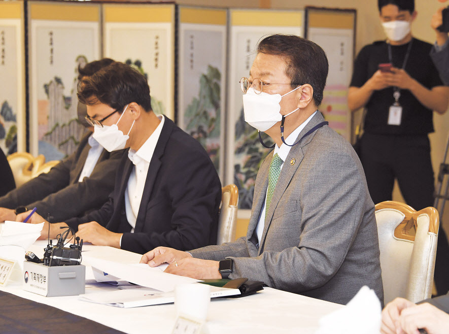 방기선 기획재정부 제1차관이 26일 서울 광화문 정부서울청사에서 제2차 경제관계차관회의를 주재하고 있다. 방 차관은 “일부에서는 5월 소비자물가 상승률이 5%대가 될 것이라는 전망도 제기되고 있다”며 “국민들께 가장 밀접한 영향을 미치는 식료품·외식 등 생활 물가 안정과 주거·교육비 등 생계비 경감 노력이 시급하다”고 강조했다. [기획재정부 제공]