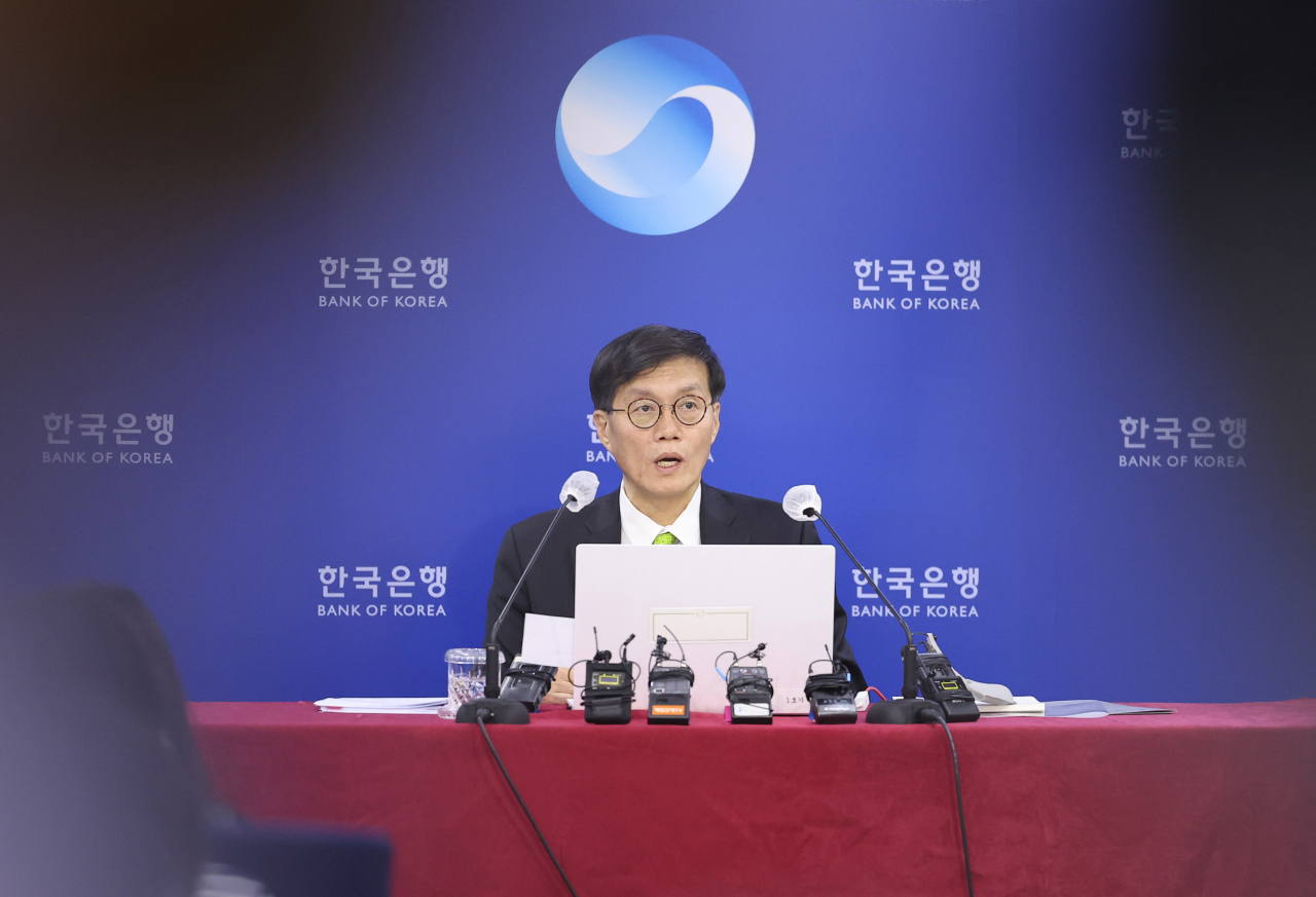 이창용 한국은행 총재가 26일 서울 중구 한국은행 브리핑실에서 이날 열린 금융통화위원회(금통위) 통화정책방향회의 결과와 관련해 설명하고 있다. 금통위는 이날 회의에서 기존 1.50%였던 기준금리를 연 1.75%로 0.25% 포인트 인상했다. 한국은행의 기준금리가 두 달 연속 인상된 건 약 15년만이다. [연합]
