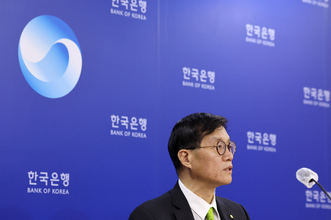 이창용 한국은행 총재가 26일 서울 중구 한국은행 브리핑실에서 이날 열린 금융통화위원회(금통위) 통화정책방향회의 결과와 관련해 설명하고 있다. 금통위는 이날 회의에서 기존 1.50%였던 기준금리를 연 1.75%로 0.25% 포인트 인상했다. 한국은행의 기준금리가 두 달 연속 인상된 건 약 15년 만이다. [연합]