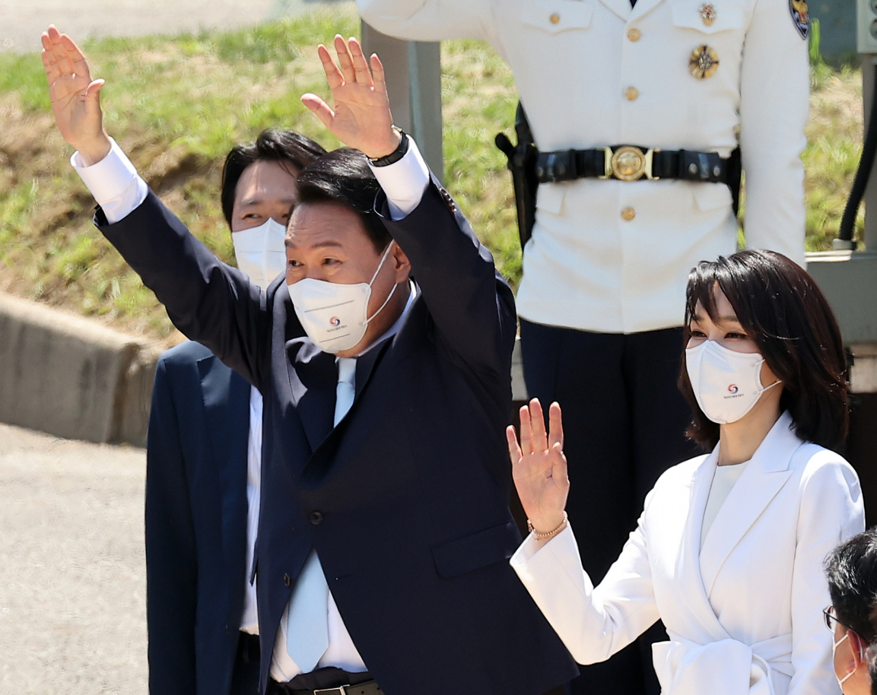 윤석열 대통령과 김건희 여사가 지난 10일 서울 용산구 집무실로 향하며 환영 나온 주민들에게 손을 들어 인사하고 있다. [연합]