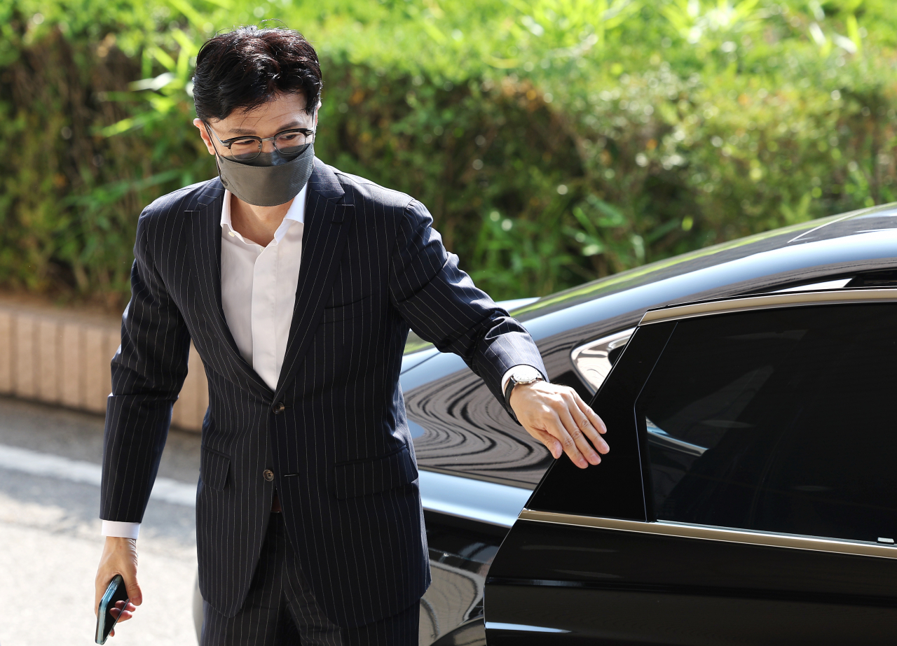 한동훈 법무부 장관이 25일 오전 정부과천청사 법무부로 출근하고 있다. [연합]