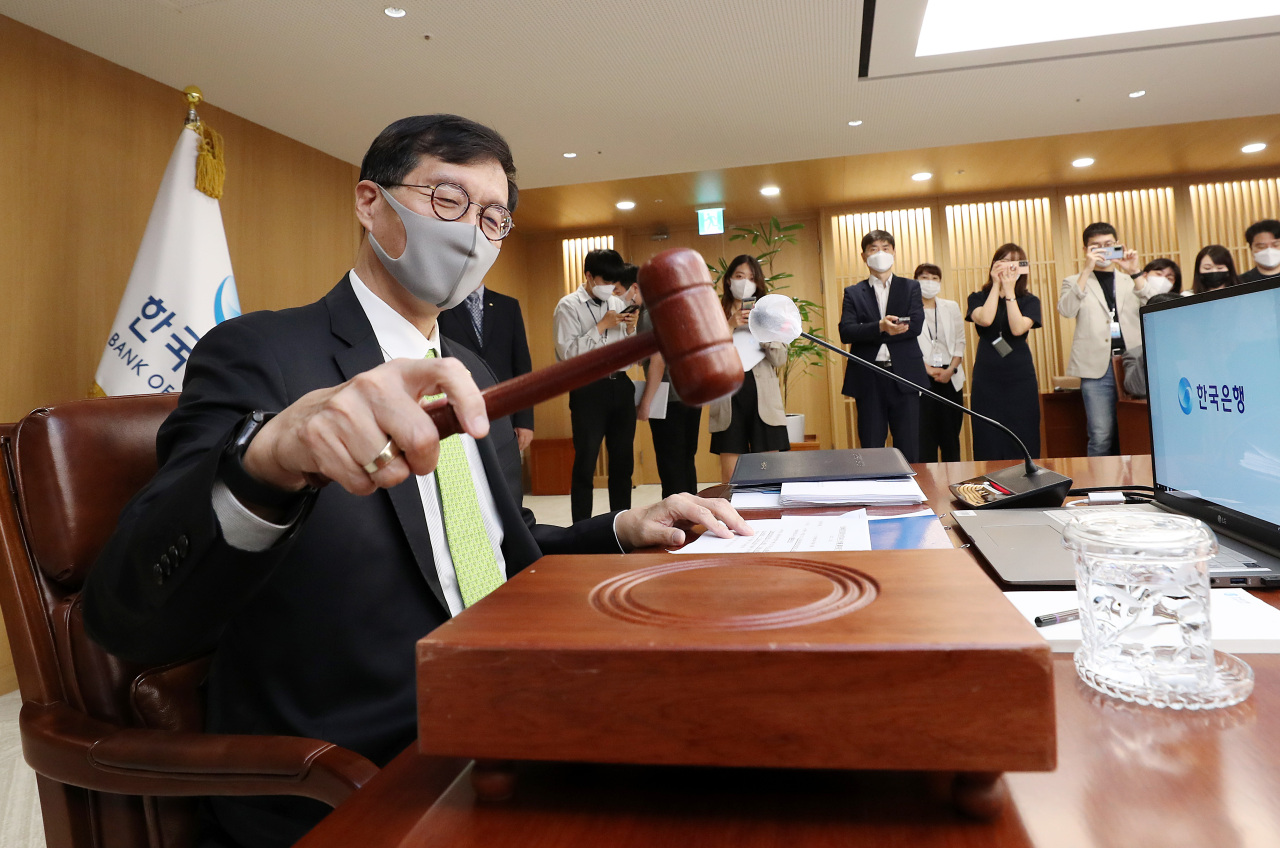 BOK Gov. Rhee Chang-yong presides over a rate-setting meeting held at the central bank headquarters on Thursday. (Yonhap)