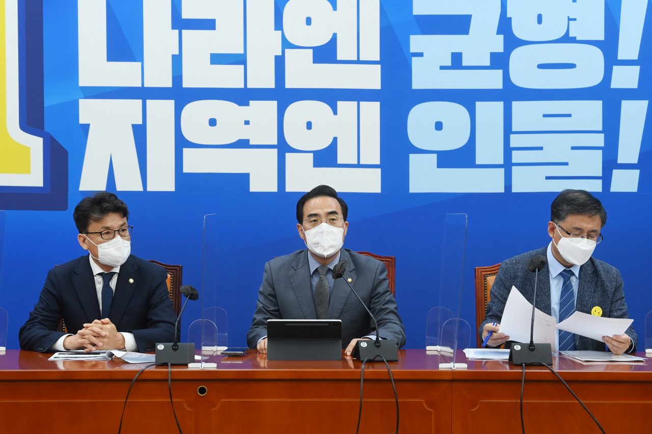 더불어민주당 박홍근 원내대표(가운데)가 26일 국회에서 열린 정책조정회의에서 발언하고 있다. [사진=이상섭 기자]