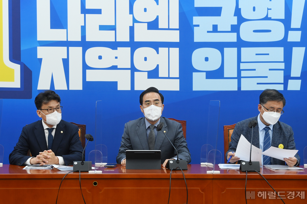 26일 국회에서 열린 더불어민주당 정책조정회의에서 박홍근 원내대표가 모두 발언을 하고 있다. 이상섭 기자