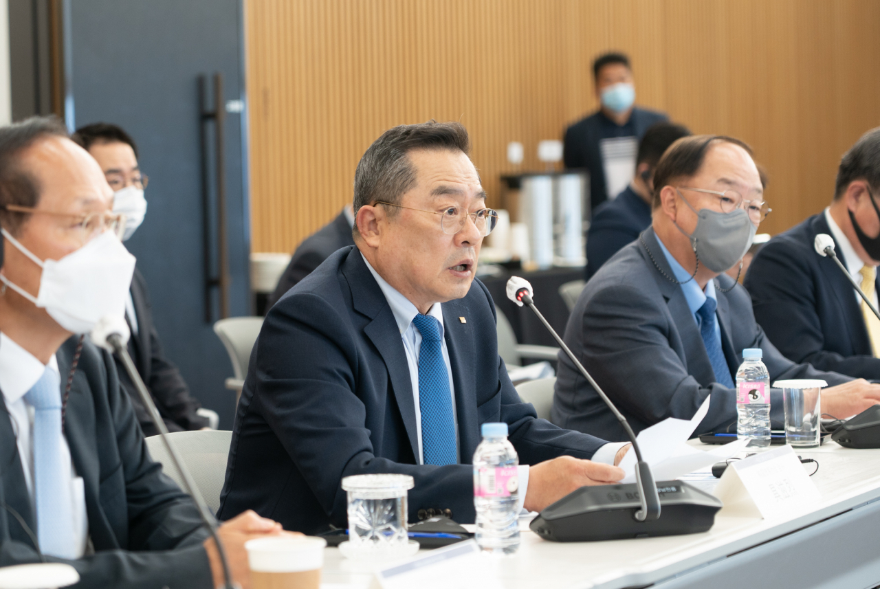 한국무역협회와 주한중국대사관이 26일 삼성동 트레이드타워에서 개최한 ‘제2회 한·중 기업인 협력 교류회’에서 구자열 무협 회장이 인사말을 하고 있다. [한국무역협회 제공]