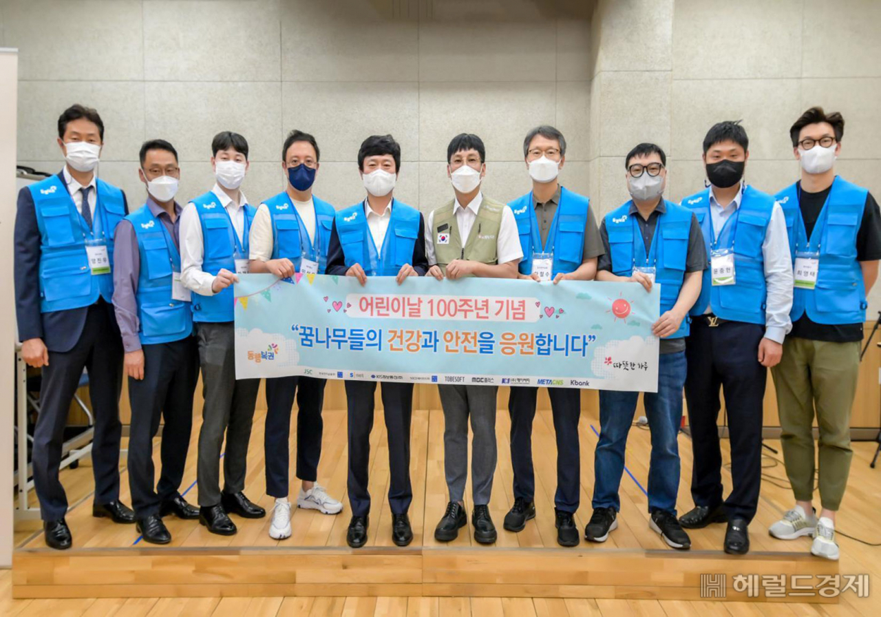 케이시티 양진우 팀장과 김송현 부장, 하재영 과장, 케이뱅크 이상윤 차장, 동행복권 조형섭 대표, 따뜻한하루 김광일 대표, 한국전자금융 하철수 상무, 메타씨앤에스 이범석 팀장, 에스넷시스템 윤충현 부장, 케이뱅크 최영태 과장(왼쪽부터) 사진제공=동행복권