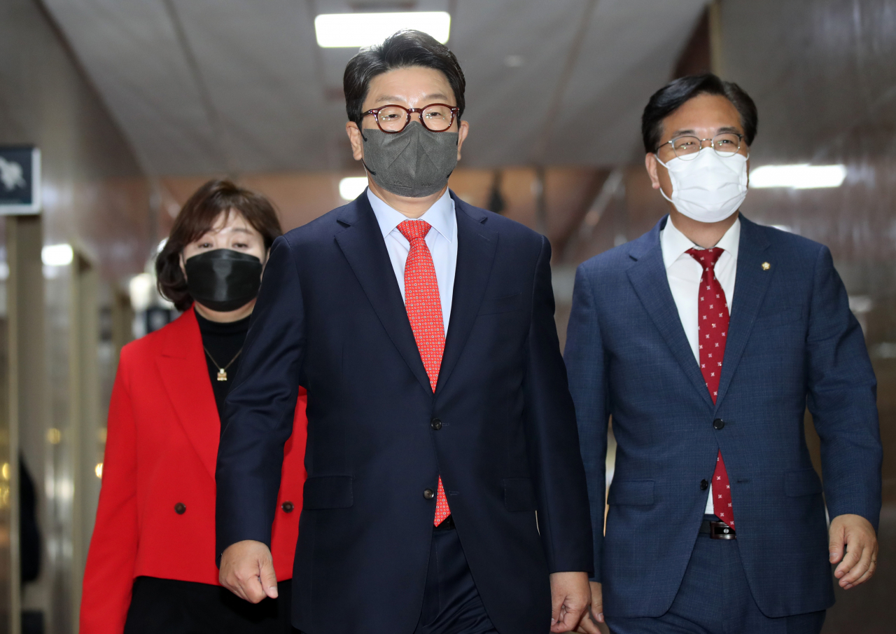국민의힘 권성동 원내대표(가운데)가 26일 오후 박병석 국회의장과 면담을 하기 위해 의장실로 향하고 있다. [연합]