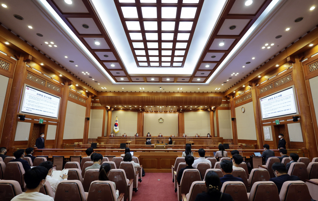 헌법소원·위헌법률 심판이 열린 서울 종로구 헌법재판소 심판정에 헌법재판소장과 재판관들이 착석하고 있다. [연합]