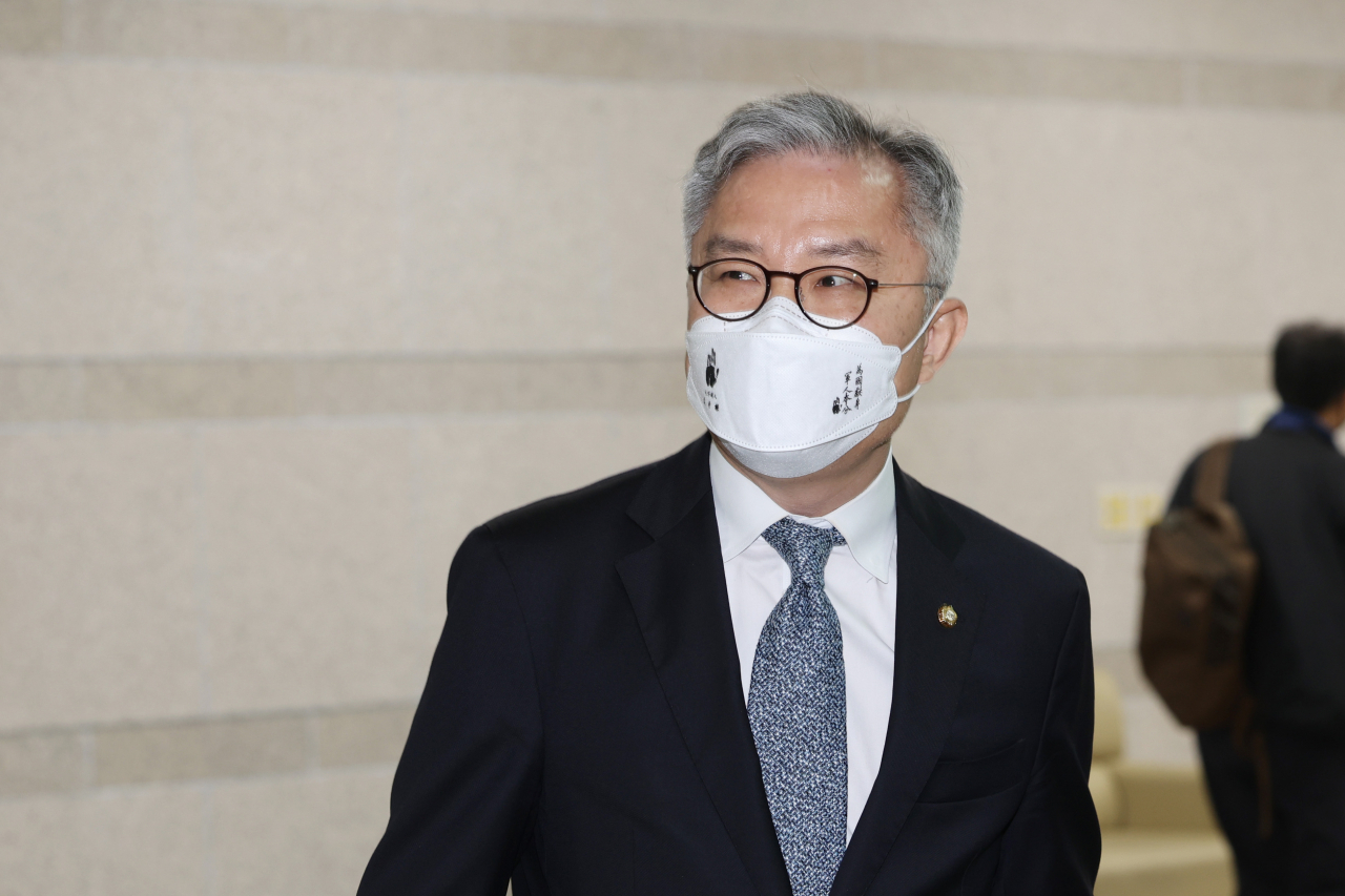 조국 전 법무부 장관 아들의 법무법인 인턴 경력 확인서를 허위로 써준 혐의로 기소된 더불어민주당 최강욱 의원이 서울 서초구 중앙지법에서 열린 항소심에 출석하고 있다. [연합뉴스]