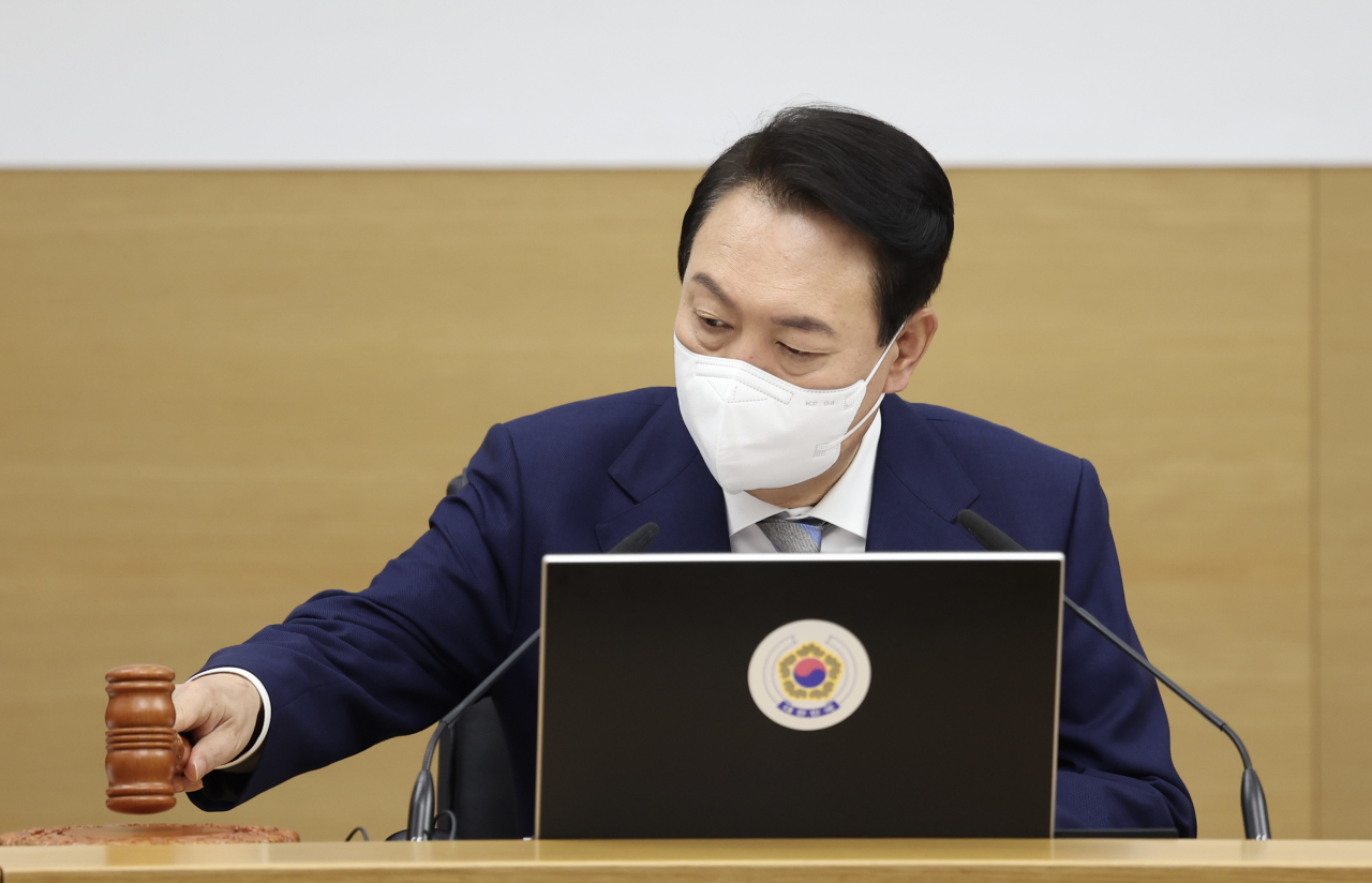 윤석열 대통령이 26일 오전 세종시 정부세종청사에서 열린 국무회의에서 의사봉을 두드리고 있다. [연합뉴스]