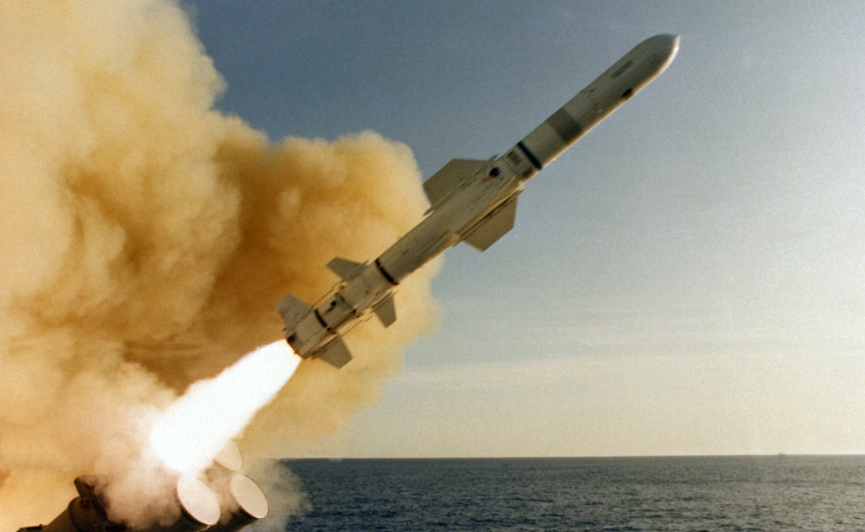 덴마크가 우크라이나에 제공하겠다고 발표한 지대함(地對艦) 순항 미사일 ‘하푼 미사일’ 발사 장면. [미 해군]
