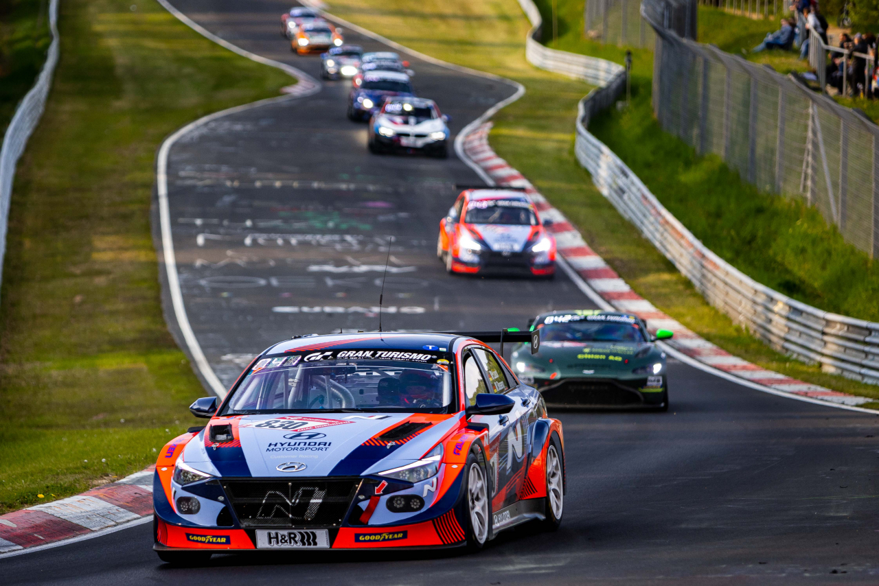 현대자동차는 28일부터 29일(현지시각)까지 독일 뉘르부르크링(N&uuml;rburgring) 서킷에서 개최되는 ‘2022 뉘르부르크링 24시 내구레이스(ADAC TOTAL 24h Race)’에 고성능 브랜드 N의 3개 차종이 출전한다고 27일 밝혔다. 현대차, 엘란트라 N TCR [현대차 제공]