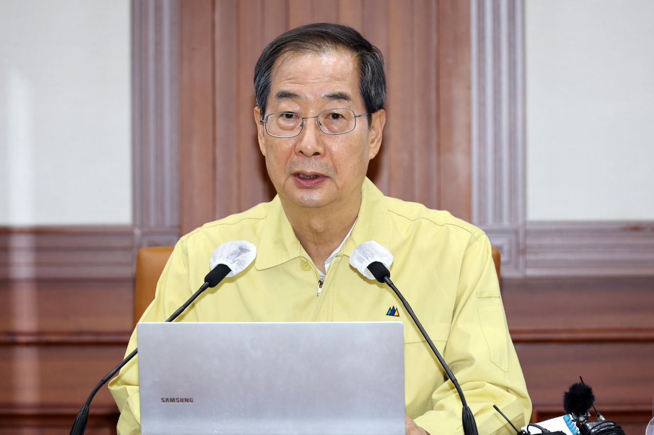 한덕수 국무총리가 27일 정부서울청사에서 열린 코로나19 대응 중앙재난안전대책본부 첫 회의를 주재하고 있다. [연합]