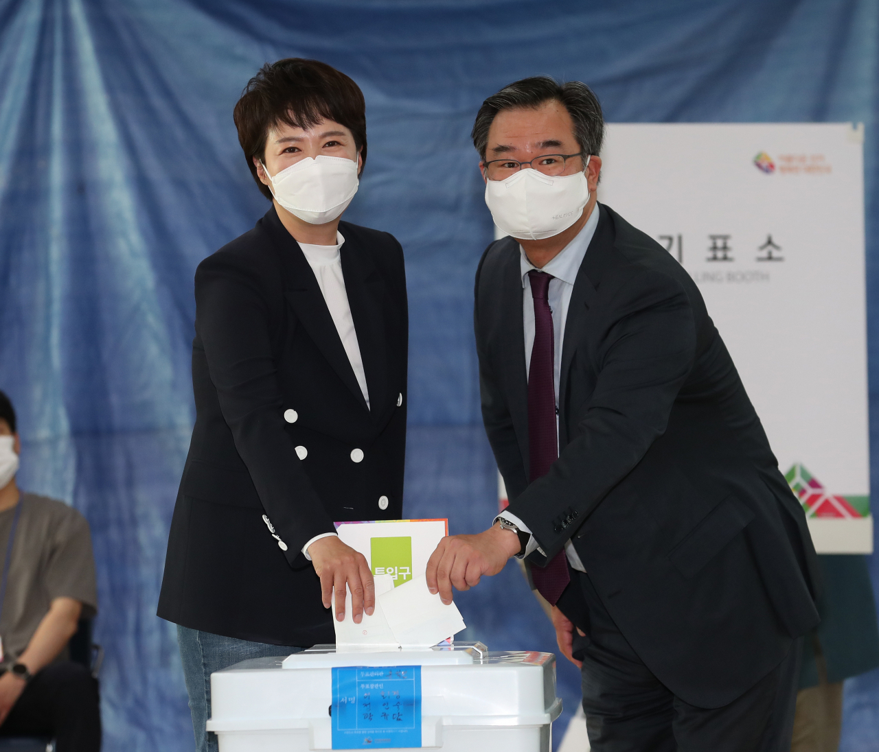 김은혜 국민의힘 경기도지사 후보가 남편 유형동씨와 함께 제8회 전국동시지방선거 사전투표 첫날인 27일 오전 경기도 성남시 분당구 운중동행정복지센터에 마련된 사전투표소에서 투표하고 있다. [이상섭 기자]