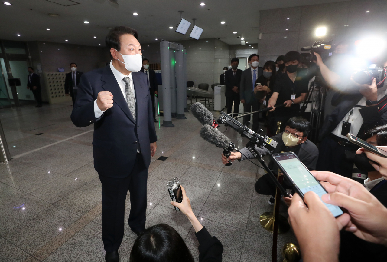 윤석열 대통령이 27일 오전 용산 대통령실 청사로 출근하며 취재진 질문에 답하고 있다. [연합]