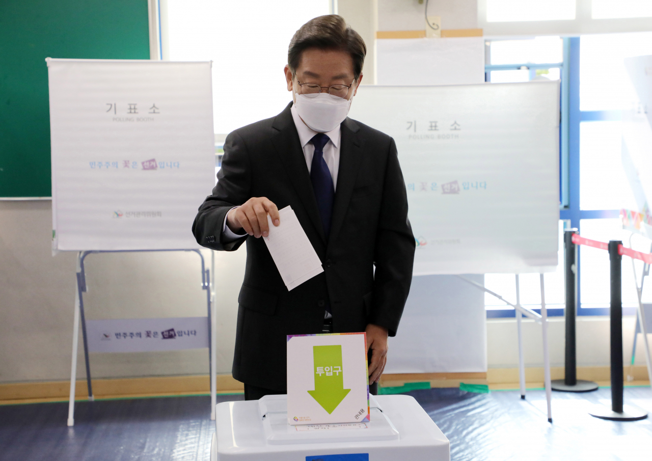 더불어민주당 이재명 인천계양을 국회의원 후보 겸 총괄선거대책위원장이 27일 오전 인천 계양구 계산4동 행정복지센터 사전투표소에서 투표하고 있다. [국회사진기자단]