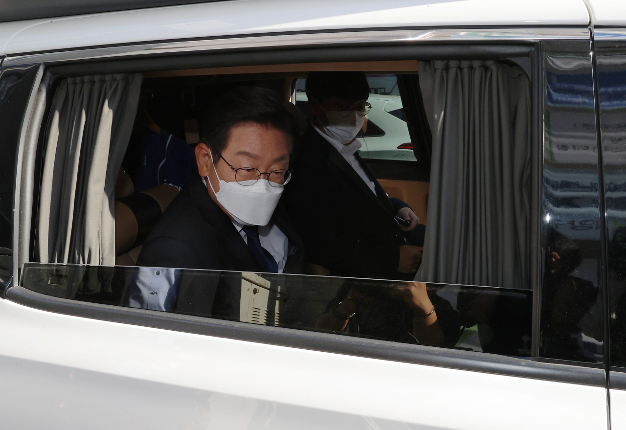 이재명 더불어민주당 총괄선거대책위원장이 27일 오전 인천 계양구 계산4동 행정복지센터 사전투표소에서 투표한 뒤 차량에 탑승하고 있다. [국회사진기자단]