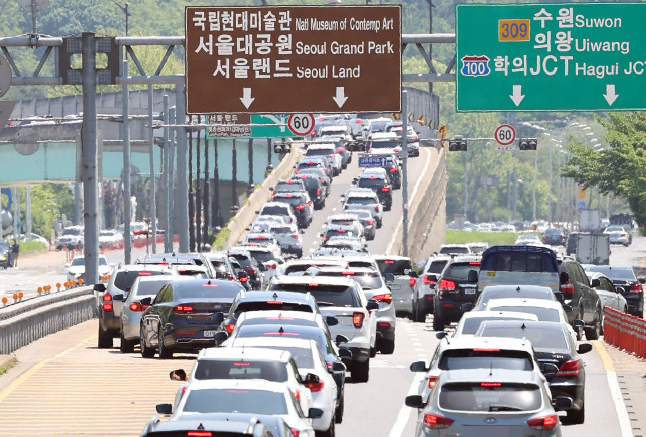 지난 5일 오후 과천 서울랜드로 향하는 길목이 극심한 정체를 빚고 있다. [연합]